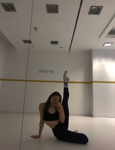 Ballet Selfie Mirror, Ballet Mirror Selfie, Ballet Selfie, Ballet Mirror, Aesthetic Sport, Spiegel Selfie, Pilates Aesthetic, Dance Mirrors, Ballet Beauty