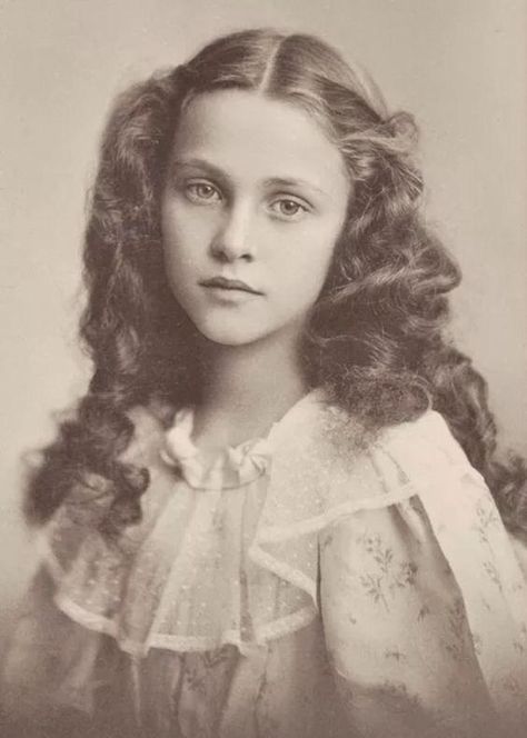 Beautiful Victorian Girl | Vintage | FinnCamera | Flickr Victorian Photography, Vintage Foto's, Vintage Children Photos, Victorian Portraits, Istoria Artei, Old Portraits, Colorized Photos, Victorian Photos, Old Photography