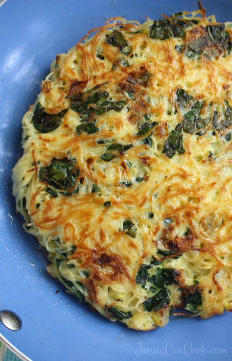 Spaghetti Frittata with Spinach recipe from Jenny Jones (JennyCanCook) Cooks on the stove top, ready in 30 minutes. Frittata With Pasta Recipes, Fritata Recipe With Pasta, Spaghetti Squash Frittata, Spaghetti Frittata Recipes, Spaghetti With Egg, Spaghetti Spinach, Spaghetti Frittata, Breakfast Pasta, Pasta Frittata