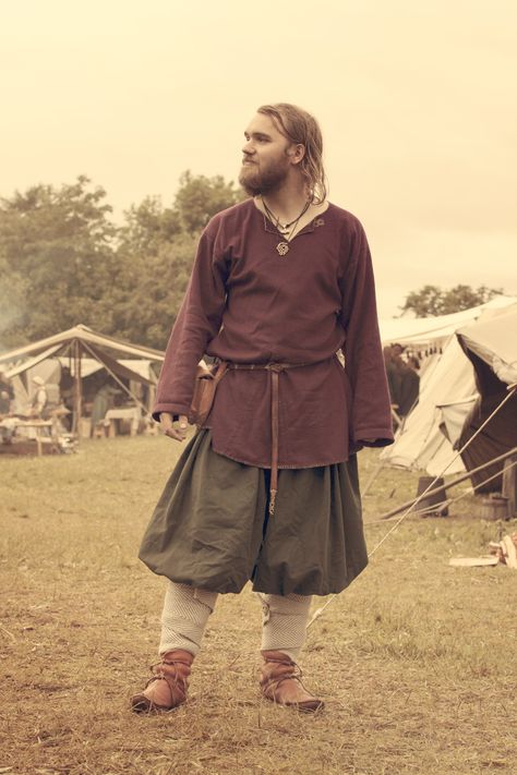 Here are a few educational links to the primary research, inspired by this image: http://urd.priv.no/ Sca Viking Garb Men, Viking Male, Mens Garb, Viking Clothes, Aged Clothing, Viking Garb, Viking Medieval, Viking Reenactment, Viking Dress