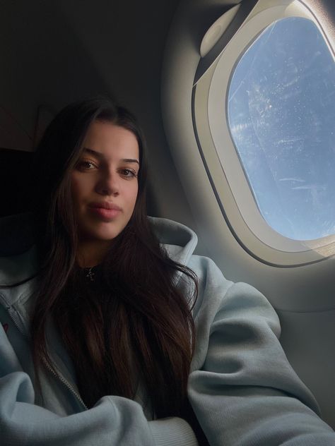 Travel Selfies Instagram, Airport Ideas Photo, Airport Selfie Instagram, Airplane Selfie, Airport Selfie, Travel Photoshoot, Learn Computer, Airport Pictures, Mumbai Airport