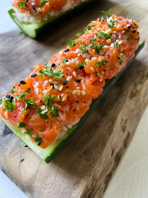 Spicy Salmon Cucumber Boats - The Modern Nonna Sushi Cucumber, Spicy Salmon Sushi, Cucumber Boats, Pasti Fit, Sommer Mad, Salmon Sushi, Spicy Salmon, Spicy Mayo, Sushi Recipes