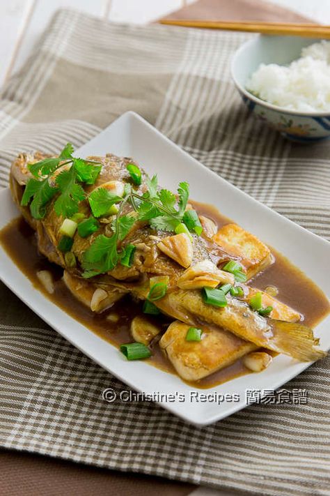 【Braised Yellow Croaker Fish with Garlic and Tofu】The flesh of the fish is very tender and delicate. After pan-frying and braising with the sauce, it tastes wonderfully and goes perfectly with a bowl of steamed rice. Croaker Fish, Recipes Tofu, Steamed Fish Recipes, Asian Fish, Chinese Fish, Asian Fish Recipes, Fish Varieties, Tofu Dishes, Steamed Fish