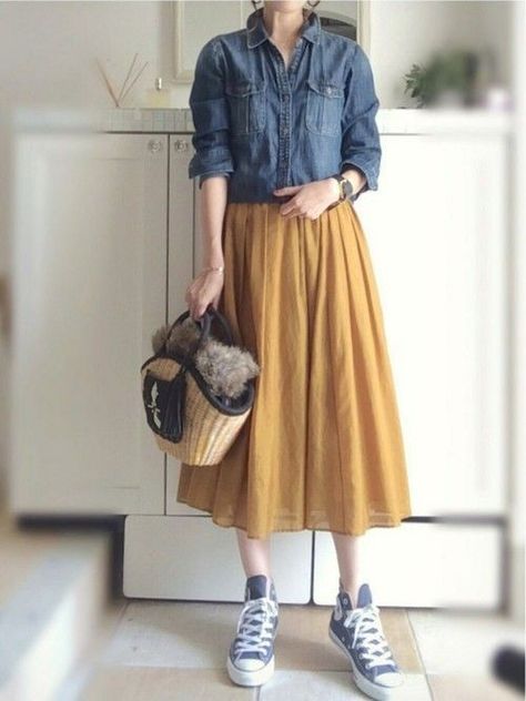 Long Skirt With Converse, Skirt With Converse, Kemeja Denim, Converse Outfits, 일본 패션, Long Skirt Fashion, Korean Fashion Outfits, Long Skirt Outfits, Vintage Autumn