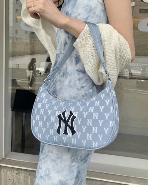 Light Blue Purse Outfit, Blue Purse Outfit, Light Blue Purse, Purse Outfit, Luxury Bags Collection, Photo Bag, Girly Bags, Blue Purse, Pretty Bags