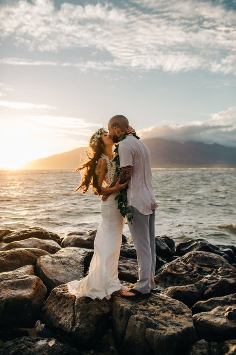 Aloha Wedding Theme, Hawaii Wedding Pictures, Hawaii Wedding Photoshoot, Maui Wedding Elopement, Low Key Beach Wedding, Hawaii Elopement Photography, Minimalist Beach Wedding, Maui Photoshoot, Hawaiian Beach Wedding