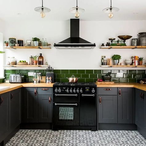 That green tile White Kitchen Units, Grey Kitchen Tiles, Bathroom Grey, Dark Green Kitchen, Model Dapur, Green Tiles, Dark Grey Kitchen, Kitchen Diy Makeover, Kabinet Dapur