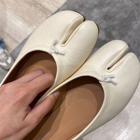 Maison Margiela Tabi Ballet Flats 😍 Things to note before buying: 🗒️ 1. Not all styles are true to size 2. You need to re-sole them 3. There are slight differences in designs and leather for new and old models For more info ℹ️ comment “Tabi ❤️” Or ✍️ More info on classiqedit(dot)com 💭 #tabi #margielatabi #maisonmargiela #maisonmargielatabi #tabiflat Margiela Tabi Ballet Flats, Maison Margiela Tabi Ballet, Tabi Ballet Flats, Maison Margiela Tabi, Margiela Tabi, Ballet Flats, Size 2, Ballet, Models