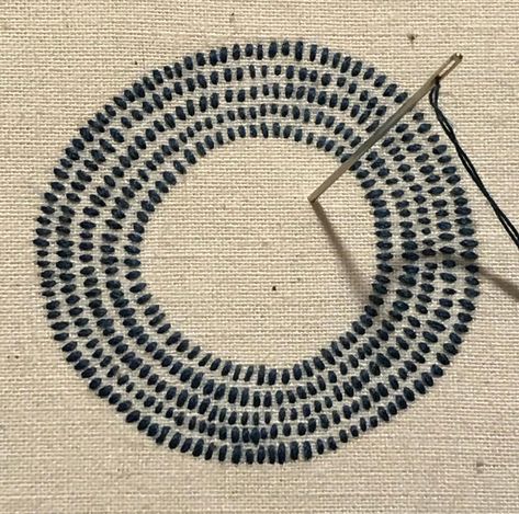 Japanese Embroidery Designs, Japanese Sashiko Embroidery, Shashiko Embroidery Patterns Free, Sashiko Circles, Japanese Embroidery Sashiko Pattern, Sashiko Blanket, Embroidery Inspiration Clothing, Modern Sashiko, Spiral Embroidery