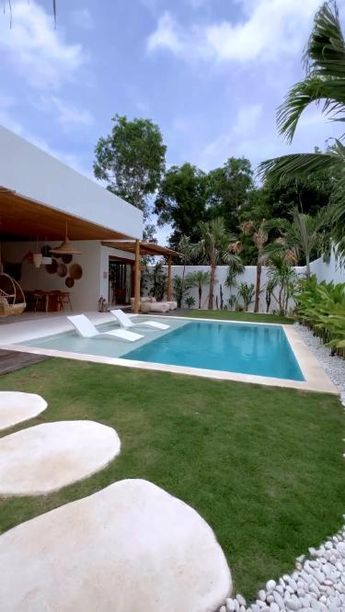 This villa is ideal for guests looking for a cozy and homey atmosphere as it is designed with a diverse concept of modern-tropical and rich in minimalist touch. Bingin Beach, Relax House, Santorini House, Modern Tropical House, Bali House, Luxury Beach House, Pool Landscape Design, Hotel Plan, Modern Villa Design