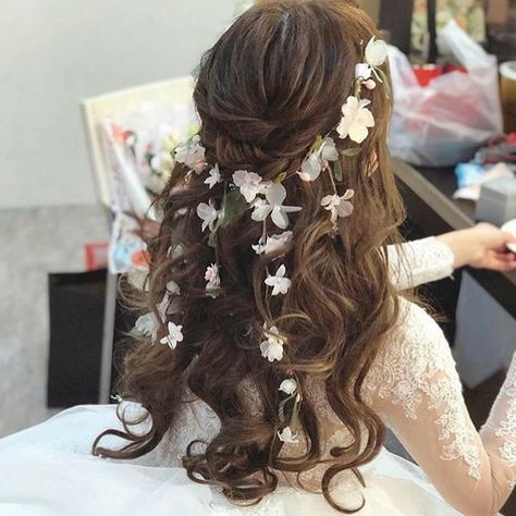 Hair With Flowers In It, Flowers On Hair, Flower Hairstyles, Flowers In Her Hair, Quinceanera Hairstyles, Fairy Hair, Quince Hairstyles, Fairy Wedding, Bridal Hair Flowers