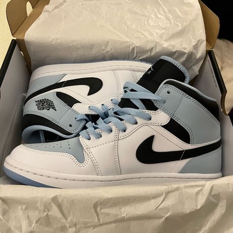 Air Jordan Cute, All Nike Shoes Jordans, Nikes For Women, Black And Blue Shoes, Jordan Ideas, Nike Jordan Air 1, Custom Jordan 1, Trendy Shoes For Women, Air Jordan 1 Mid White