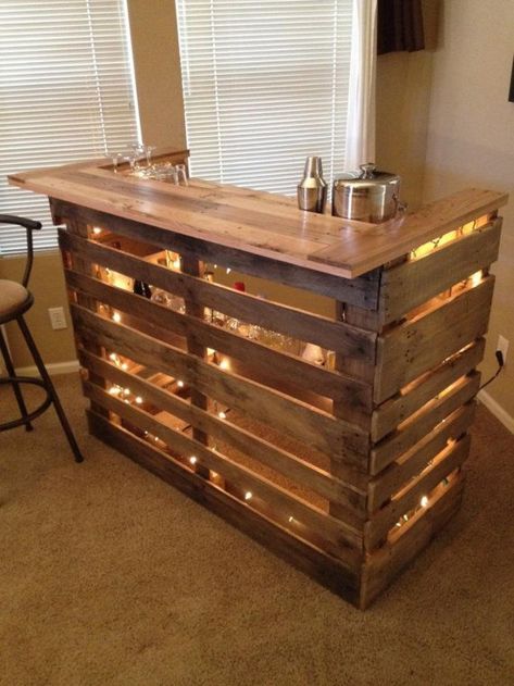 19 bars intérieurs et extérieurs à faire avec du bois de palettes - Décorations - Trucs et Bricolages Palet Bar, Pallet Bar Plans, Bar En Palette, Diy Pallet Decoration, Woodworking Images, Pallet Bar Diy, Outdoor Pallet, Bar Diy, Diy Home Bar