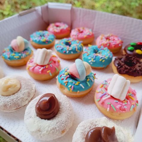 Ontem tivemos o lançamento dos cakes donuts por aqui! E foi sucesso! Cake Donut é um bolinho muito fofinho em formato de donuts, onde adicionamos uma cobertura e recheio maravilhoso. E aí? Bora experimentar? Faça sua encomenda para o dia a dia e para seu evento . . . . . . #cake #cakedonuts #donuts #donamariadonuts #explorar #festa #aniversario Glazed Sour Cream Donuts, Lemon Glazed Donuts, Strawberry Filled Donuts, Donut Makers, Powdered Donuts, Apple Donuts, Cake Donut, Chocolate Glazed Donuts, Donut Cake