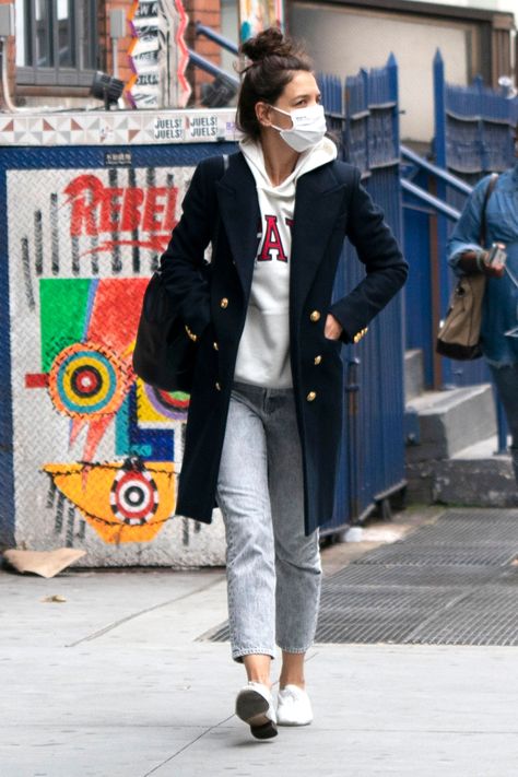 Katie Holmes's Best Coat Moments—and Where to Buy Them | Vogue Katie Holmes Outfits, Katie Holmes Style, 2020 Outfits, Straight Leg Jeans Outfits, Jeans Outfits, Outfit Jeans, Hoodie Coat, Katie Holmes, Celebrity Street Style