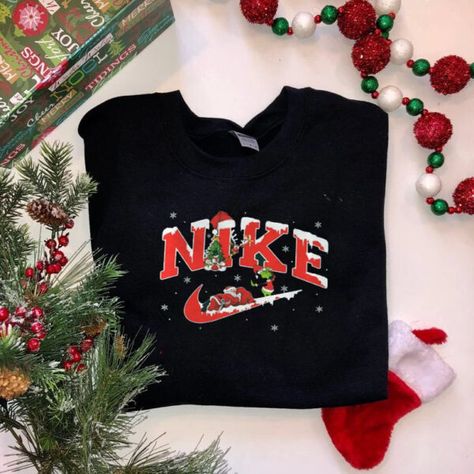 Cover Nike, Grinch Hoodie, Nike Signs, Snow Cover, Snoopy Christmas, Cute Lazy Outfits, Lazy Outfits, Embroidered Crewneck, Grinch Christmas