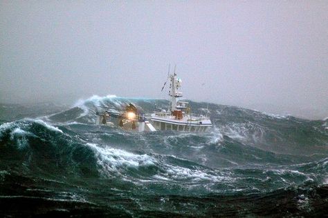 The Perfect Storm: Amazing pictures as trawler is almost swallowed by rolling sea - Mirror Online Sea Mirror, The Perfect Storm, Ocean Storm, Sea Storm, Big Sea, Rough Seas, Salt Water Fishing, Fishing Vessel, Stormy Sea