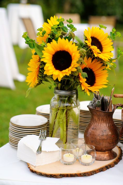 Sunflower Wedding Arch, 21st Decor, Sunflower Reception, September Decor, Sunflower Wedding Decor, Sunflower Wedding Ideas, Wedding Sunflowers, Small Private Wedding, Kim Wedding