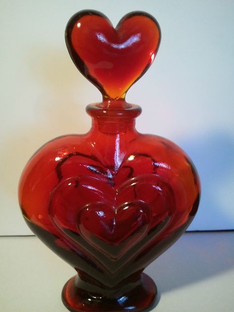 HEART SHAPED RUBY RED GLASS BOTTLE WITH HEART TOP~PERFUME BOTTLE Pretty Perfume Bottles, Perfume Bottle Art, Top Perfumes, Triple Heart, Beautiful Perfume Bottle, Beautiful Perfume, Cranberry Glass, Heart Top, Vintage Perfume Bottles