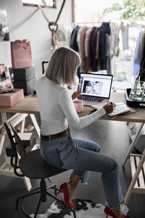 Plants Furniture, Red Velvet Heels, Colorful Office, Career Girl Daily, Money Inspiration, Outfits Colorful, Office Corporate, Blue Diy, Office Commercial