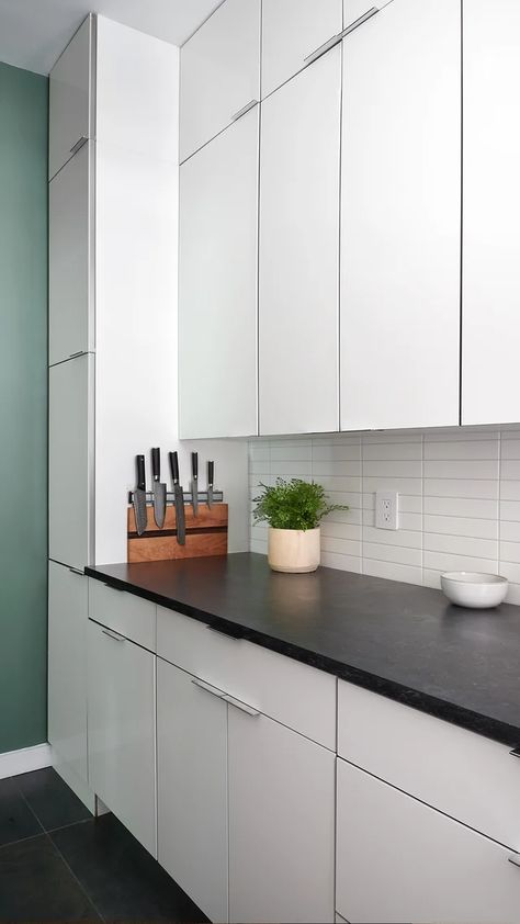 White Flat Panel Kitchen Cabinets Black Hardware, Flat Modern Kitchen Cabinets, Modern Flat Front Kitchen Cabinets, White Flat Kitchen Cabinet Doors, Smooth Front White Kitchen Cabinets, Flat Panel White Kitchen Cabinets, Flat Front Door Decor, Smooth Front Kitchen Cabinets, Flat Face Cabinets