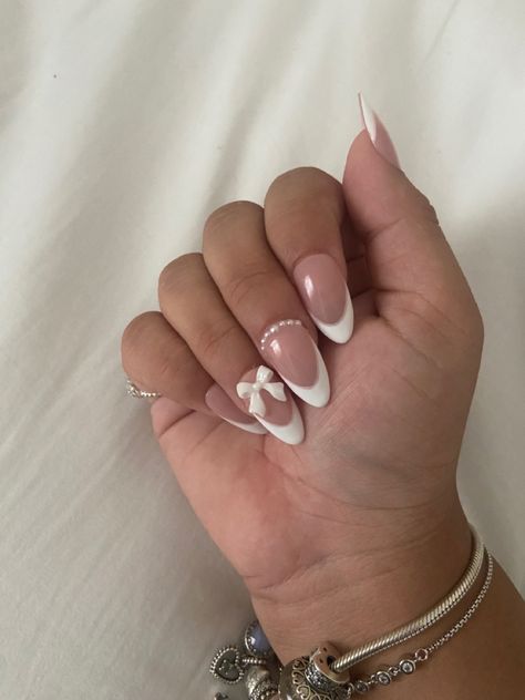 Cute french tip almond nails Tip Almond Nails, French Tip Almond Nails, French Tip Almond, Almond Nails French, Nagel Tips, Summery Nails, Almond Nails Designs, Pearl Nails, Tip Nails