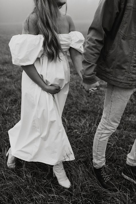 Editorial Family Maternity Shoot, Bump Photoshoot Outdoors, Indie Maternity Shoot, When To Take Maternity Photos, Maternity Pictures Vintage, Maternity Photos Inspiration, Overcast Maternity Pictures, Cool Girl Maternity Shoot, Maternity Photography Documentary