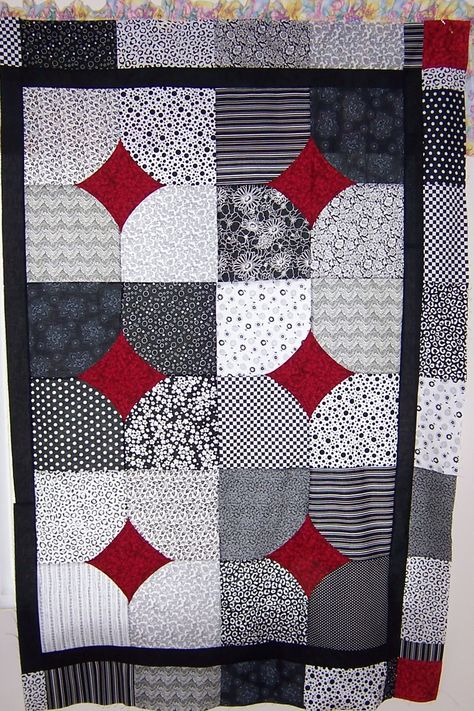 Fast Quilts, Seascape Quilts, Cathedral Window Quilt, Black And White Quilt, Quick Quilts, Colchas Quilting, Window Quilt, Charm Square Quilt, Easy Quilting