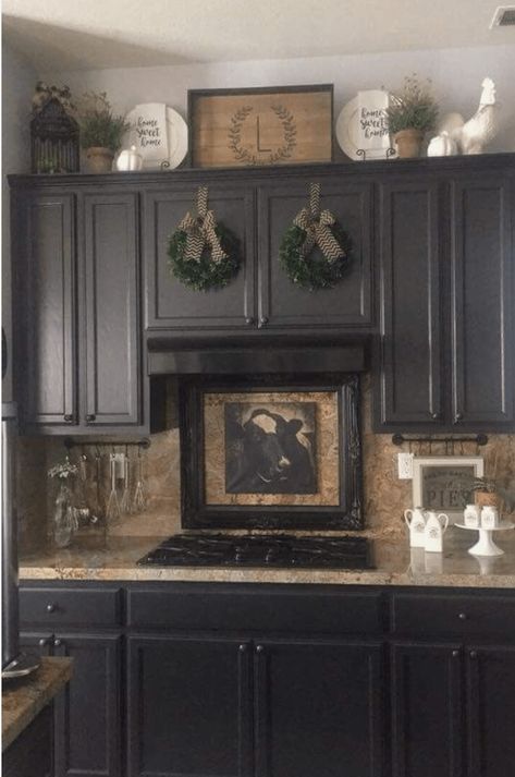 Rustic Top Of Cabinet Decor, Black Kitchen Cabinets Christmas Decor, Rustic Above Cabinet Decor, Rustic Decor Above Kitchen Cabinets, Above Kitchen Cabinet Decor Ideas Dark Cabinets, Dark Cabinets Kitchen Decor Ideas, Decor Around Entertainment Center, Decorate Cabinet Tops, How To Decorate A Dark Kitchen