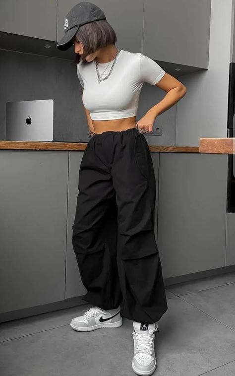 Campus Outfit Ideas Summer, Chill Date Outfit Summer, Trend Clothes 2023, Black Parashoot Pants Outfit, Parashoot Pants Outfit, Dark Grey Cargos, Black Parachute Pants Outfit, Parachute Pants Women, Pants Outfits For Women