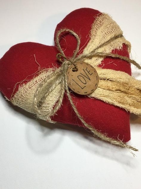 Primitive Valentine Decor, Rustic Valentine Decor, Valentine Wood Crafts, Vintage Valentine Crafts, Diy Valentine's Day Decorations, Rustic Wedding Decorations, Rustic Valentine, Diy Valentines Decorations, Valentine Projects