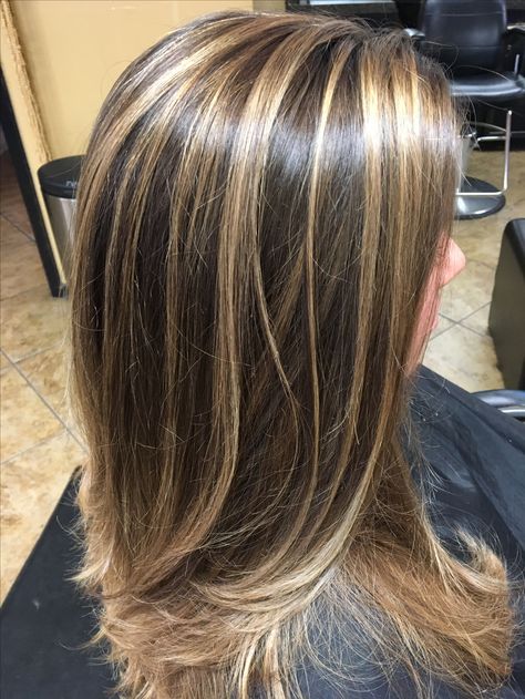 Medium Brown Hair With Chunky Blonde Highlights, Subtle Chunky Highlights For Brown Hair, Rayos En El Cabello Oscuro, Brown Hair With Chunky Highlights, Brown Hair With Blonde Streaks, Streaky Highlights, Chunky Blonde Highlights, Rambut Brunette, Blonde Highlights On Dark Hair