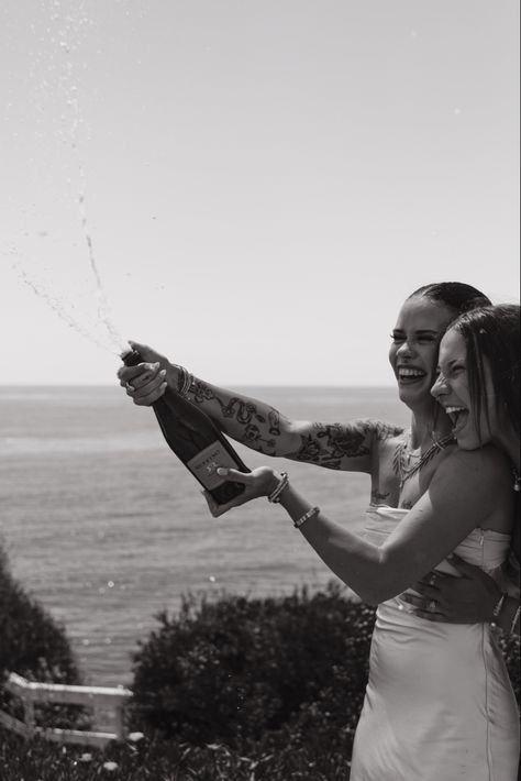 Wedding Lesbian Couple Aesthetic, Lesbian Wedding Picture Ideas, Wedding Lesbian Couple, Wlw Wedding Photos, Lesbian Proposal Ideas, Wlw Wedding Ideas, Wlw Proposal, Wlw Engagement Photos, Lesbian Wedding Photography Poses