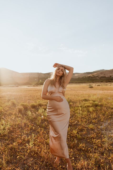 Meg | Utah Maternity Session — Roxana B Photography Maternity Picture Poses Single, Maternity Photography Mother Only, Maternity Portraits Outdoor, Editorial Maternity Shoot Outdoor, Maternity Desert Photography, Maternity Solo Poses, Maternity Photo Inspiration, Single Maternity Photography, Solo Maternity Poses