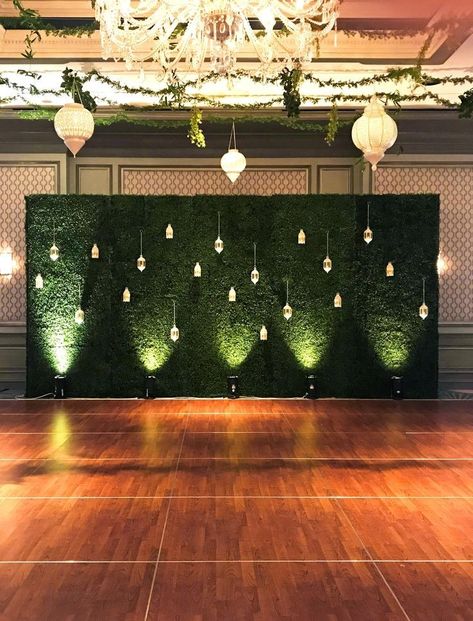 Green Background Stage Decorations, Stage Backdrop Ideas, Boxwood Wall, Boxwood Backdrop, Stage Backdrops, Photowall Ideas, Reception Stage Decor, Coin Photo, Wedding Stage Backdrop