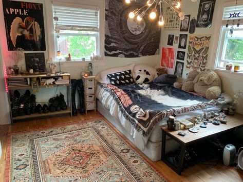 Masc Room, Cluttercore Bedroom, Cluttered Bedroom, Fashion Bedroom, Fluffy Duvet, Chill Room, New Room Ideas, Cool Room, Home Vibes