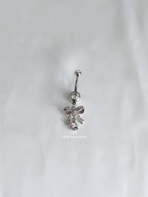 - 14g - 10mm bar - Surgical steel bar - Brass bow charm Navel Piercing Jewelry Silver, Bellybuttonpiercing Dangle, Coquette Belly Button Piercing, Cute Belly Piercings, Hello Kitty Belly Ring, Bow Belly Button Piercing, Coquette Belly Piercing, Cupids Bow Piercing, Belly Ring Y2k