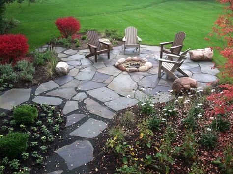 20 Stunning Flagstone Patio Ideas and Designs (With Pictures) 20 Patio Steps, Fire Pit Landscaping, Stone Patio, Flagstone Patio, Patio Fire Pit, Bar Patio, Fire Pit Area, Dry Creek, Backyard Fire