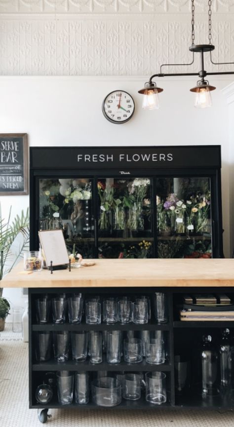 Florist Shop Floor Plan, Flower Boutique Ideas, Flower Shop Layout Plan, Plant Boutique Ideas, Plant And Coffee Shop, Floral Shop Interior Design, Small Florist Shop, Moody Boutique, Small Flower Shop Interiors