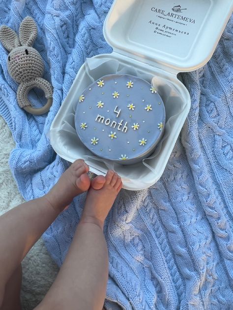 Monthly Milestone Cake, Bento Tort, Month Cake, Graduation Cake Designs, Milestone Cake, Baby Reveal Cakes, Half Birthday Cakes, Kids Milestones, Cute Pregnancy Pictures