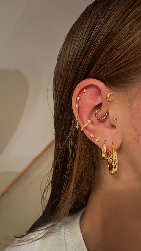 Entire Ear Pierced, Gold Ear Stacking, Lots Of Gold Earrings, Piercings Up The Ear, Full Ear Pierced, Gold Jewelry Piercing, Beachy Ear Piercings, Ear Piercing Ideas Colorful, 6 Lobe Piercings