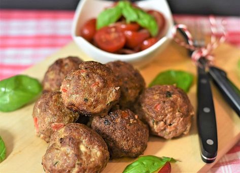 Making pasta? Why not toss in some delicious meatballs with our Copycat Carrabba's Meatballs Recipe! Taste the delicious ground pork, meat, and veal meat. Sausage Cheese Balls, Baked Chicken Meatballs, Cheesy Chicken Broccoli, Broiled Chicken, Pork Meatballs, Haitian Food Recipes, Meatballs Easy, Crispy Pork, Cheese Ball Recipes