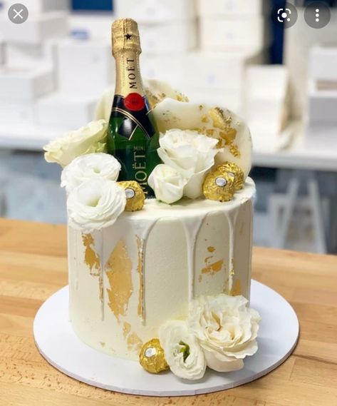 Mimosa Cake Design, Champagne Cake Decoration, Moet Birthday Cake, Moet Cake, Gold 30th Birthday Cake, Champagne Cake Design, Champagne Cake Recipe, White And Gold Cake, Booze Cake