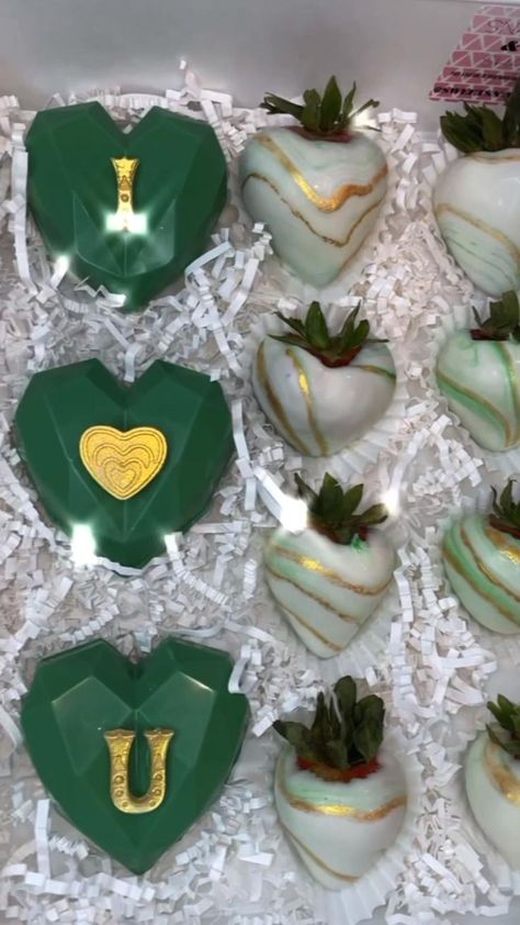 Green, gold, and white bundle 🤍 | Chocolate strawberries, Chocolate covered strawberry recipe, Chocolate covered treats Strawberries Chocolate Covered, Chocolate Covered Strawberry Recipe, Strawberry Treats, Strawberries Chocolate, Fruit Chocolate, Chocolate Covered Strawberries Bouquet, Cake Pop Decorating, Strawberry Gifts, Chocolate Covered Fruit