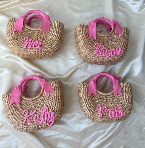 BOHOPeach™️ | Bridesmaid Gifts on Instagram: “Our Bride Team 💖💕 / Link in bio to shop (Bag / Mia Bag ) #BOHOPeachHandmade #bpbridesmaidbag _______________________________________…” Bachelorette Gift Bags, Barbie Bachelorette, Beach Bag Gift, Paper Party Bags, Hen Party Bags, Bridal Squad, Unique Name, Beach Bachelorette, Bridesmaid Bags