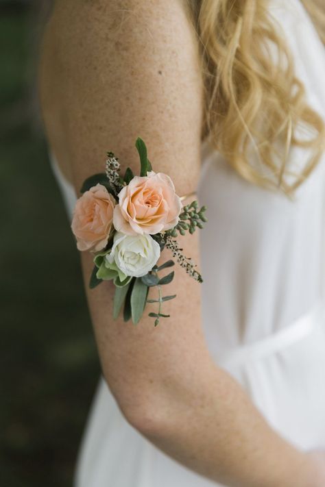 Arm Corsage Prom, Arm Corsage, Wedding Coursage, Hand Corsage, Arm Band Jewelry, Martha Stewart Wedding, Diy Wrist Corsage, Wearable Flowers, Homecoming Flowers