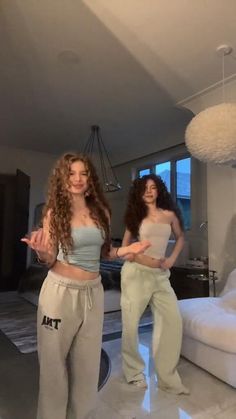 Kalogera Sisters, Famous Sisters, Kalogeras Sisters, Sister Photos, Sister Outfits, Curly Hair Tips, These Girls, Hair Hacks, Pretty Outfits