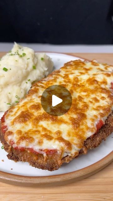 Recetas Sanas y Ricas on Instagram: "LA COMIDA FAVORITA DE MESSI: Milanesa Napolitana. Un 10 para el 10! 🙌🏻🥰 • 🎥 Créditos: @lasrecetasdesimon y @ailutokman recomiendo mucho tu perfil ❤️ ➡️Siguenos en @_recetas_sanasyricas👈 ➡️Siguenos en @_recetas_sanasyricas👈 ➡️Siguenos en @_recetas_sanasyricas👈 • Hace un tiempo leímos una nota donde Leo confesaba su comida favorita: las milanesas napolitanas de su mamá. Según él, el secreto de la receta estaba en la salsa casera que ella hacía, que nunca había probado una igual… así que acá, aprovechando que estamos en el mes de la milanesa, quisimos hacer un homenaje al mejor jugador del mundo, preparando su comida favorita 🙌🏻 • Para nosotros sería un sueño que llegue a él, así que ayúdennos, etiqueten a Anto y a Leo a ver si logram Milanesa Recipe, Steak Recipes, May 20, Eggplant, Lei, Steak, Yummy Food, Bar, On Instagram