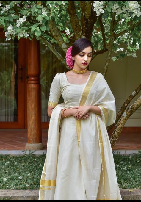 Dhavani Set New Model Kerala, Set Saree Kerala Onam Style, Vishu Outfit Ideas, Kerala Kurti Designs, Onam Kurta, Modern Onam Outfits, Onam Skirt And Top Designs, Kasavu Half Saree, Onam Special Dress