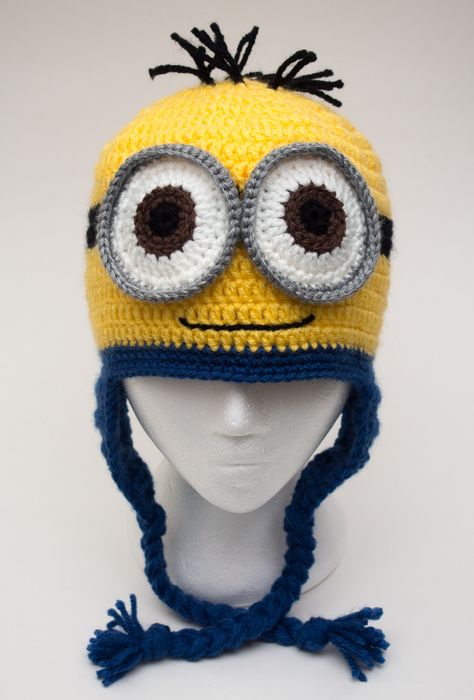 Crochet Minion Hat from whatsknottolove.ca #crochetminionhat #minionhat #crochethat #minion Minion Hat Crochet, Disney Crochet Outfits, Crochet Minion Hat, Minion Beanie, Minion Crochet Patterns, Minion Crochet Hat, Crochet Minion, Minion Hat, Purple Minions